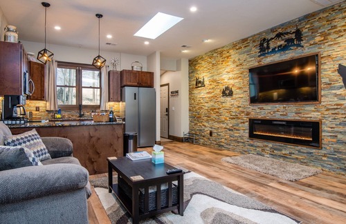Cripple Creek House | Relaxing Getaway: MTN Views, Rain Shower & Fireplace