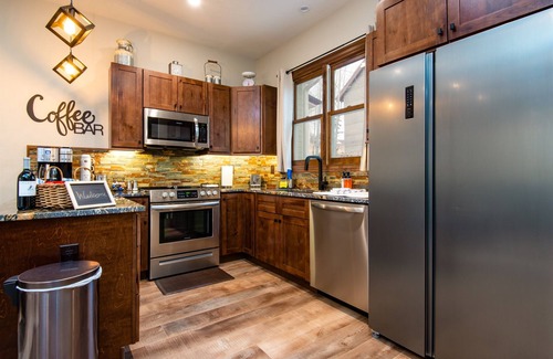 Cripple Creek House | Relaxing Getaway: MTN Views, Rain Shower & Fireplace