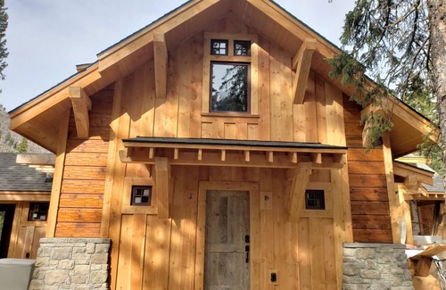 Cooke City-Silver Gate House | Indulgent Getaway at MTNLUX Loft with Sauna & Hot Tub