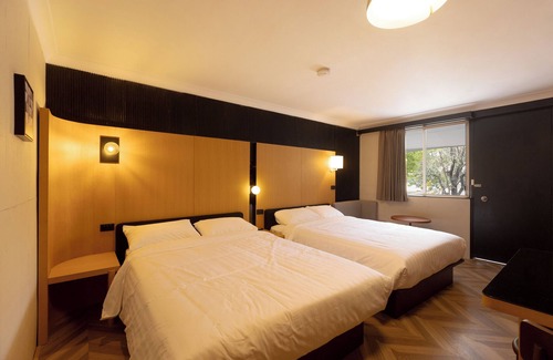 Coonabarabran Hotel | Comfortable Stays at Matthew Flinders Motor Inn with Pool
