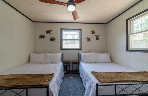 Cheboygan House | Unwind at Mud Creek Cottage: Pet-Friendly Retreat Awaits