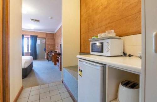 Coober Pedy Hotel | Discover the Mud Hut Motel: A 4-Star Family Retreat