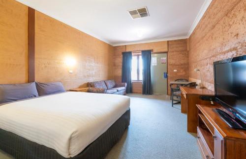 Coober Pedy Hotel | Discover the Mud Hut Motel: A 4-Star Family Retreat