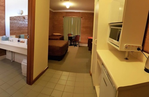 Coober Pedy Hotel | Relax at Mud Hut Motel - Rated 9.4 with Family Amenities