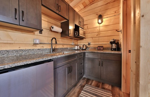 Hanksville Cabin | Pet-Friendly Retreat at Muddy Creek Mining Company