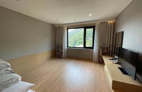 Dong-Gu Hotel | Comfortable Stay at Mudeung Park Hotel with Spa & Breakfast