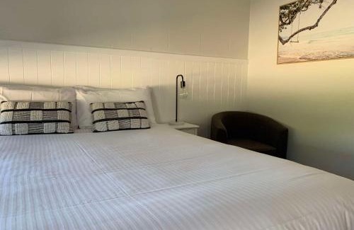 Bombira Hotel | Top-Rated Mudgee Vineyard Motor Inn with Pool and Ocean Views