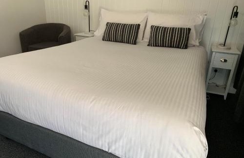Bombira Hotel | Top-Rated Mudgee Vineyard Motor Inn with Pool and Ocean Views