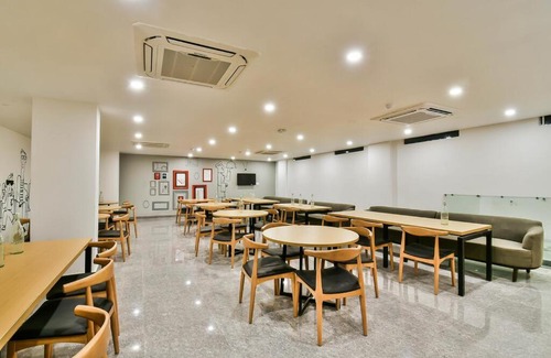 Danapur Hotel | Discover MUDITA By KIRTI: Family-Friendly with Kitchen Access