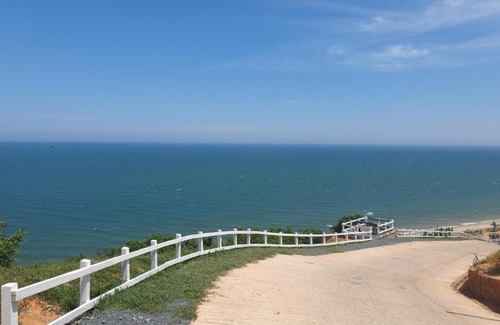 Tuy Phong Hotel | Guest Rated 10/10: Mui Tau Hotel with Ocean Views