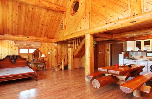 Seolcheon-myeon Condo | Welcoming Muju Naos Pension: Family-Friendly with Breakfast