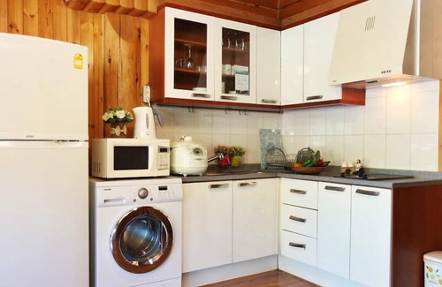 Seolcheon-myeon Condo | Welcoming Muju Naos Pension: Family-Friendly with Breakfast