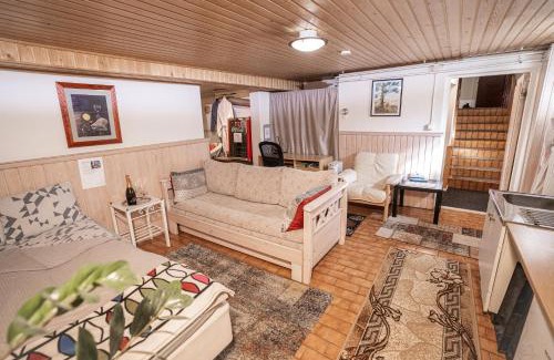 Larsmo Apartment | Charming Mukava Kellarihuoneisto with Sauna & Hot Tub