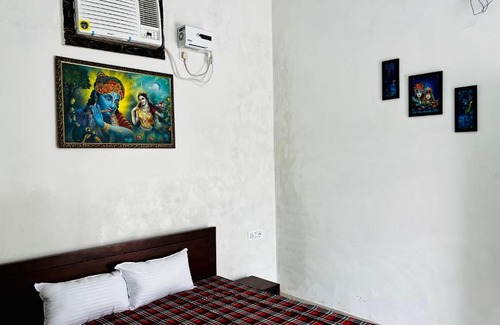 Barsana House | Welcoming Mukhiya Ji Kripa Nikunj: Family-Friendly Stay