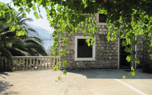 Orahovac House | Beachside Retreat: Muki's House, Steps from the Ocean