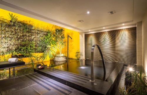 Xitun District Hotel | Cozy Mulan Motel: Family-Friendly with Hot Tub & Breakfast