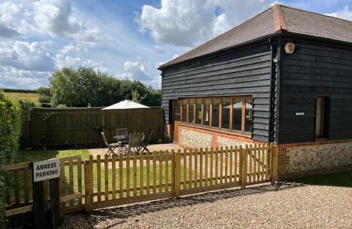 Freefolk House | Cozy Mulberry Barn Annx - Pet Friendly Near Winchester