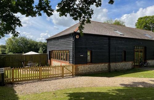 Freefolk House | Cozy Mulberry Barn Annx - Pet Friendly Near Winchester