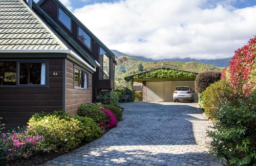 Waikawa Bay Bed & Breakfast | Mulberry House: 4-Star Stay with Breakfast & Family Amenities
