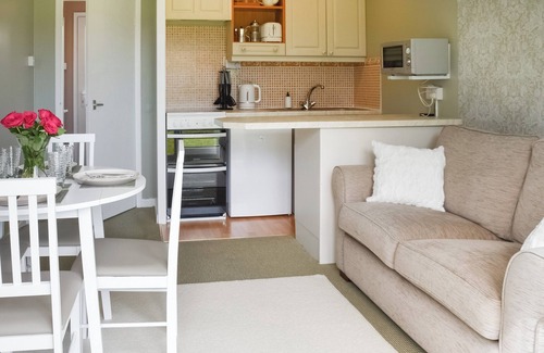 Great Yarmouth Cottage | Experience Convenience with Oceanfront Amenities Awaiting You