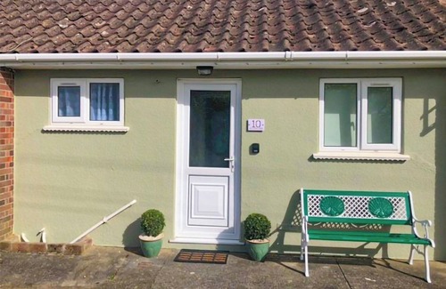 Great Yarmouth Cottage | Experience Convenience with Oceanfront Amenities Awaiting You