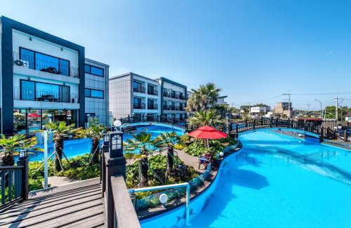Hallim Resort | Relax at Mulddeule Shimpang Resort with Pool & Ocean Views