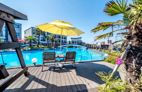Hallim Resort | Relax at Mulddeule Shimpang Resort with Pool & Ocean Views