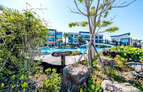 Hallim Resort | Relax at Mulddeule Shimpang Resort with Pool & Ocean Views