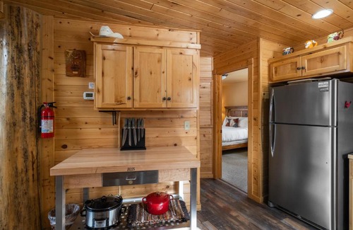 Lazy Acres House | Child-Friendly Mule Deer Cabin: 4-Star Guest Rated Escape