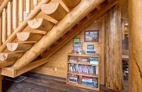 Lazy Acres House | Child-Friendly Mule Deer Cabin: 4-Star Guest Rated Escape