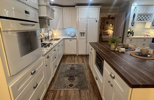 Columbia Cottage | Experience Muletown's Cozy Classic with Hot Tub & Game Area