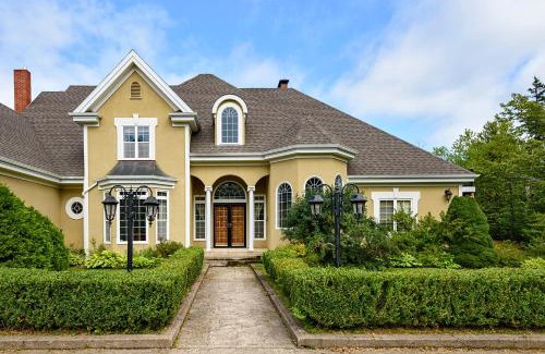 Mulgrave Villa | Elegant Mulgrave Mansion: Pet-Friendly Getaway with 4 Stars