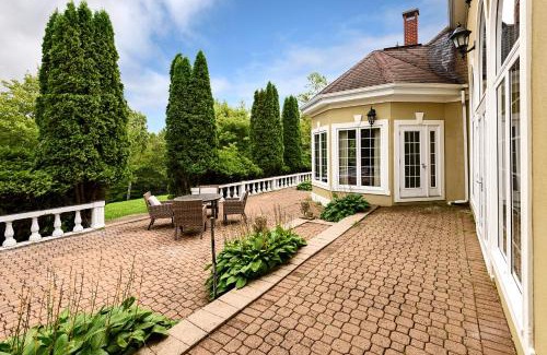 Mulgrave Villa | Elegant Mulgrave Mansion: Pet-Friendly Getaway with 4 Stars