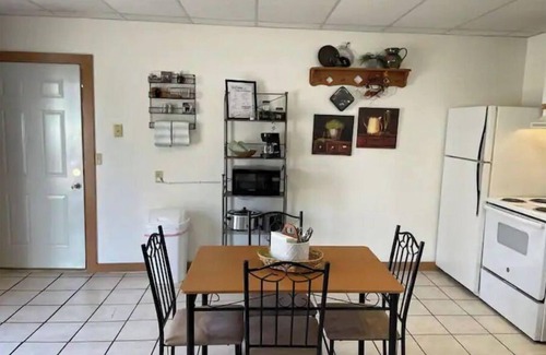 Nauvoo Apartment | Mulholland Garden Apartment: Guest Rated 9.2 with Hot Tub