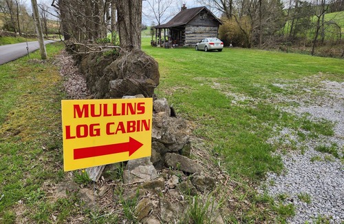Berry Cabin | Rustic Mullins Log Cabin with Breakfast Near Ark Encounter