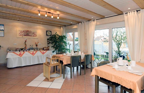 Rust Apartment | Ideal Multi-Bed Room for 2-4 with Kitchenette at Hauser
