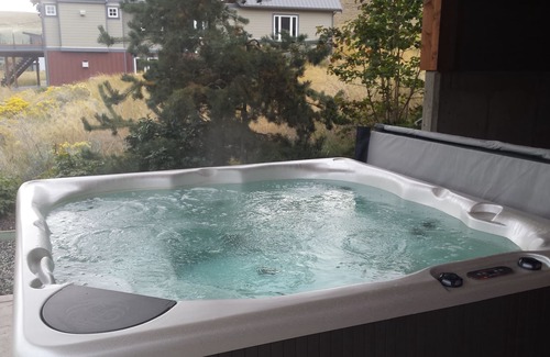 Kamloops House | Multi Family Holiday House or Retreat Facility w/lakefront beach and hot tub