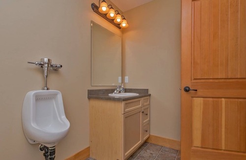 Kamloops House | Multi Family Holiday House or Retreat Facility w/lakefront beach and hot tub