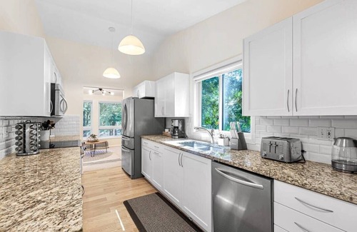 Viewpoint House | Convenient Redmond Getaway with Deck, AC & Gym Access