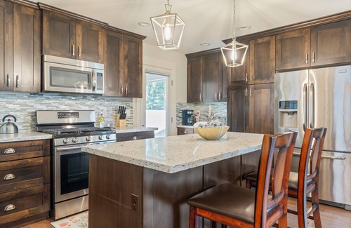 Bull Mountain House | Multi-Generation Friendly 5BR Luxury Home, Ideal for Extended Stays Pets Welcome