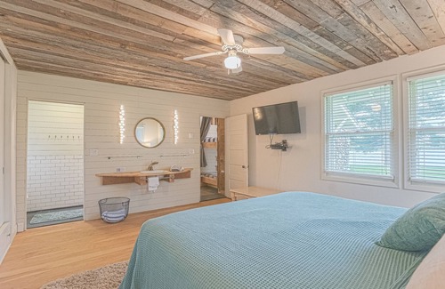 Cohasset House | Impressive 32 Acre Group Retreat on Beautiful Sugar Lake
