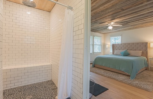 Cohasset House | Impressive 32 Acre Group Retreat on Beautiful Sugar Lake