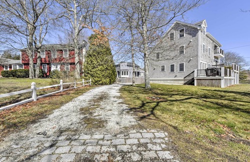 Marion Center Cottage | Elevated Marion House: Ocean Views, Deck & Family Amenities