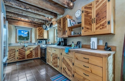 Santa Fe House | Artistic Multi-Level Retreat with Breakfast & Family Amenities