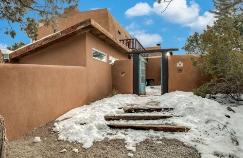 Santa Fe House | Artistic Multi-Level Retreat with Breakfast & Family Amenities