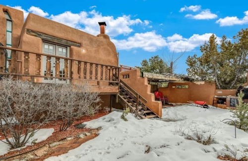 Santa Fe House | Artistic Multi-Level Retreat with Breakfast & Family Amenities