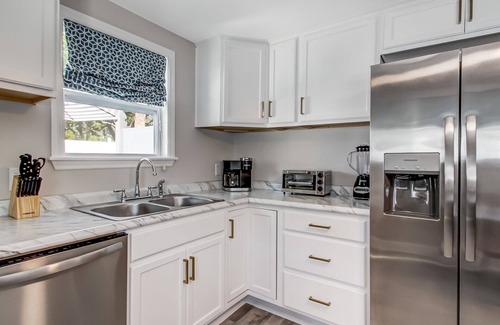 Savannah Beach Condo | Beachside Retreat with Pool Access & King Beds Await You