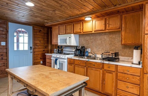 Mayfield House | Beautiful Retreat with Lake Access and Scenic Vistas