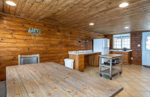Mayfield House | Beautiful Retreat with Lake Access and Scenic Vistas