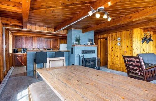 Mayfield House | Beautiful Retreat with Lake Access and Scenic Vistas